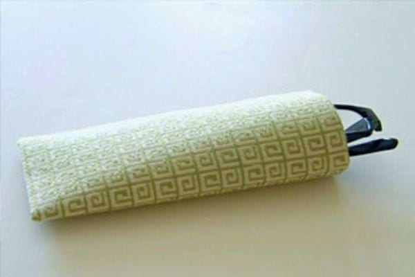 Étui à lunettes économique créé à partir d'un rouleau de sopalin pour protéger contre les rayures