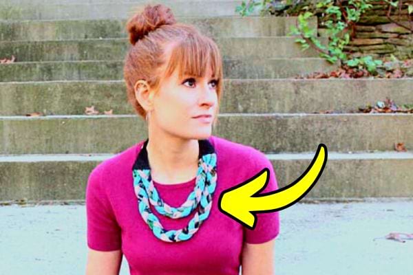 Collier textile fabriqué en réutilisant un legging, montré par une flèche.
