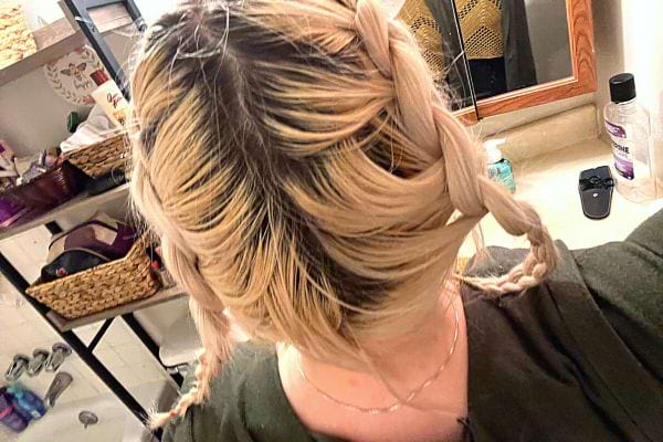 Une femme avec des cheveux blonds attachés 