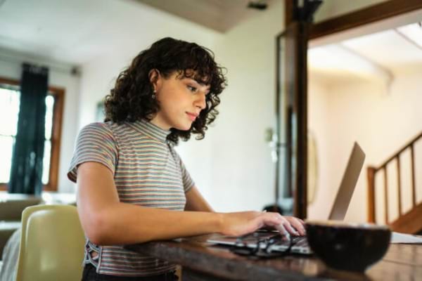 Une femme qui a trouvé une deuxième activité sur le net pour arrondir ses fins de mois