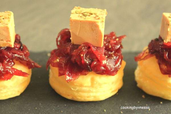 Feuilletés avec confit d'oignon rouge et cube de foie gras.