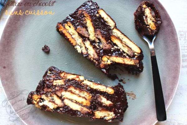 Gâteau sans cuisson aux couches de biscuits enrobés de chocolat, tranché et prêt à être servi.