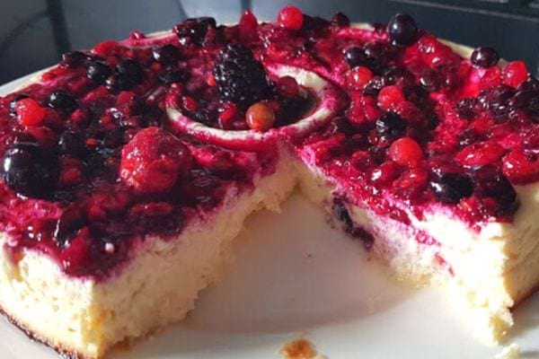 Gâteau aux fruits sans cuisson, garni généreusement de baies fraîches sur une base de biscuit.