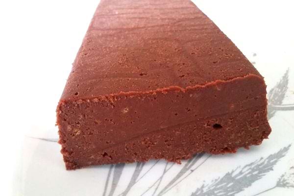 Gâteau sans cuisson au chocolat et speculoos, présentant une texture dense et riche.