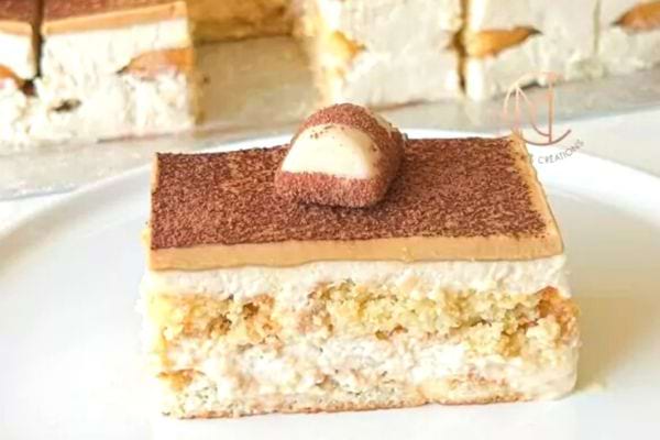 Gâteau sans cuisson Kinder Bueno, avec ses couches crémeuses et ses morceaux de chocolat.
