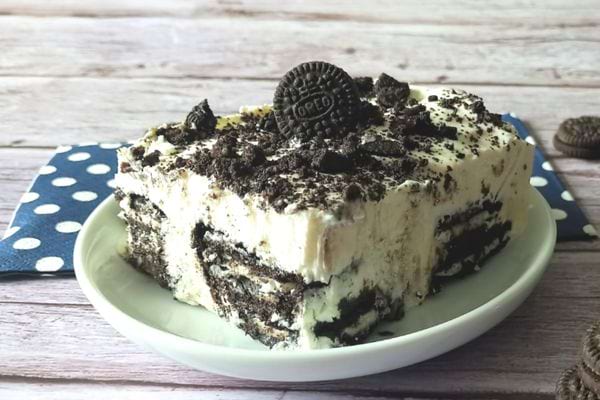 Gâteau sans cuisson façon Oreo, émietté avec un biscuit Oreo sur le dessus.