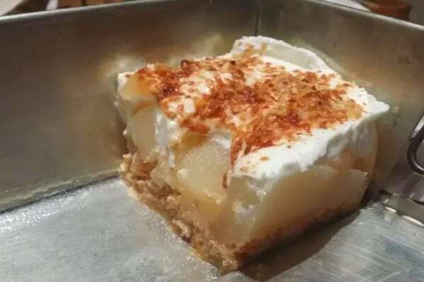 Gâteau aux poires et fromage, simple et élégant, avec un filet de caramel.