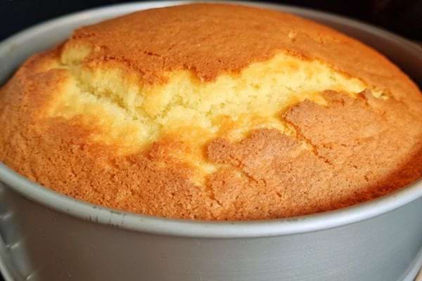 Gâteau au yaourt gonflé dans son moule.