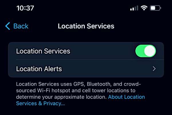 Services de localisation activés en permanence, consommant l'énergie de la batterie.