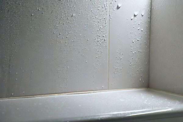 Douche avec condensation sur la paroi en verre, vide.