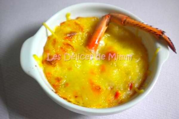 Un Mini gratin au homard dans une coupelle blanche pour un apéro