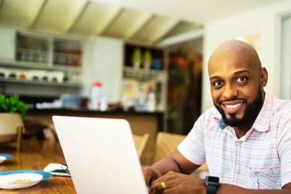 Un homme qui se fixe des objectifs d'épargne pour mettre de l'argent de côté