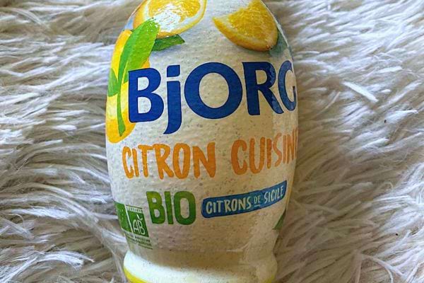 Une petite bouteille de jus de citron