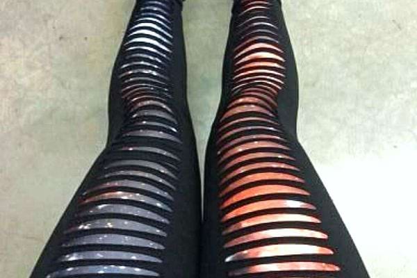 Leggings noirs transformés avec des découpes pour un style grunge.