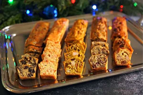 Des minis cakes salés sur un plateau en argent pour apéritif dinatoire