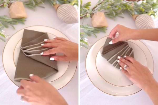 La serviette grise est pliée en accordéon.