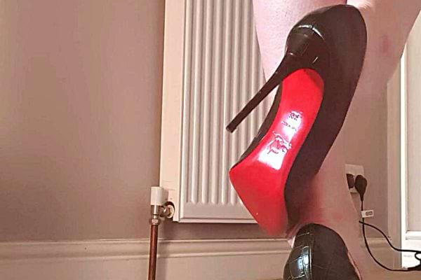 Une femme ayant des Louboutin au pied 