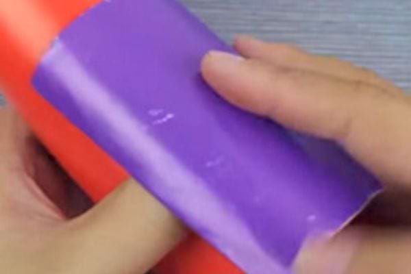 Tube de rouleau de sopalin transformé en emballage de papier cadeau pratique