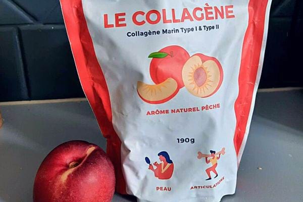 Paquet de supplément de collagène avec une pêche, indiqué pour la peau et les rides du cou.