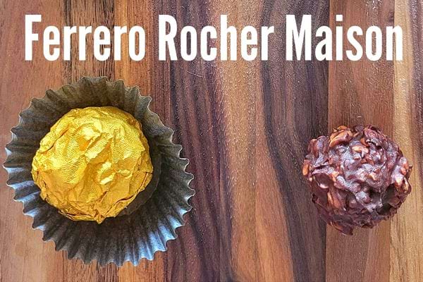 Un Ferrero Rocher maison, doré à côté de sa version sans emballage.