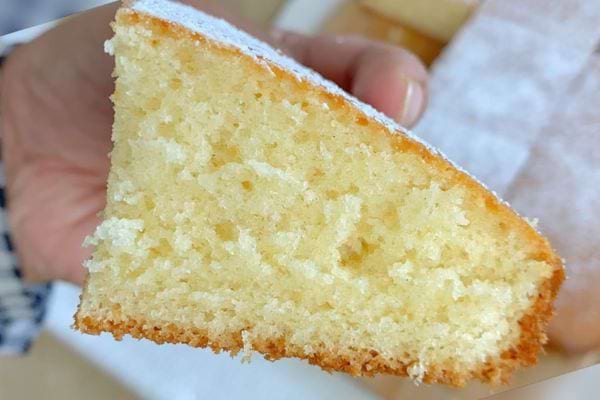 Main tenant une part de gâteau moelleux.