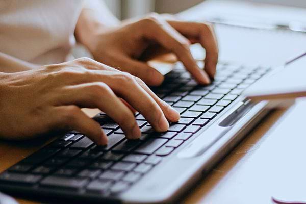 Des mains tapant sur un clavier, les touches ALT pas directement visibles.