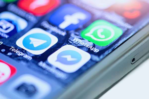 Un écran de téléphone portable affichant différentes applications de messagerie et de médias sociaux.