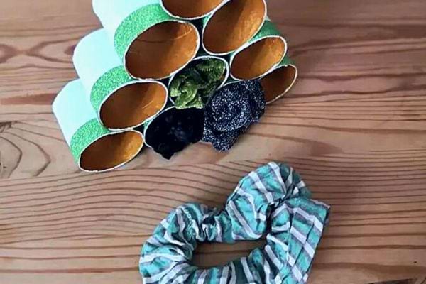 Organisateur de chouchous et d'élastiques à cheveux utilisant des rouleaux de sopalin pour une coiffeuse épurée