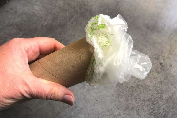 un rouleau de sopalin pour ranger les sacs plastiques