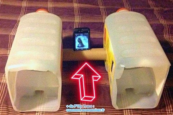 Support de smartphone fait maison avec des rouleaux de sopalin et des bidons pour un visionnage mains-libres