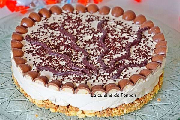 Gâteau sans cuisson orné de Choko Bons et d'une décoration chocolatée, sur une base de biscuit.