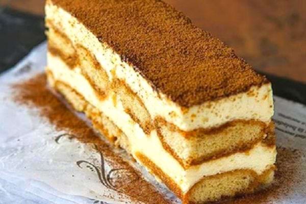 Tiramisu sans cuisson, en couches parfaites, saupoudré de cacao.