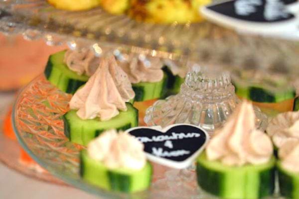 Canapés de concombre avec mousse de thon et pointe de paprika.