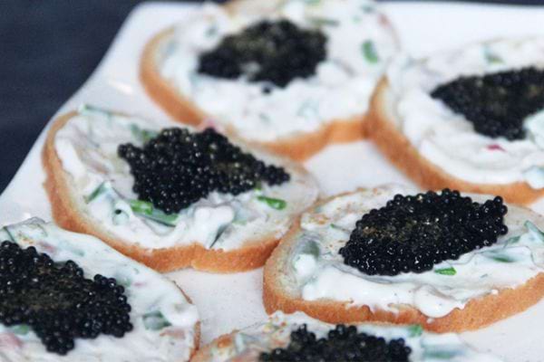 Toasts avec œufs de lump noir et crème fraîche, parsemés d'aneth frais.