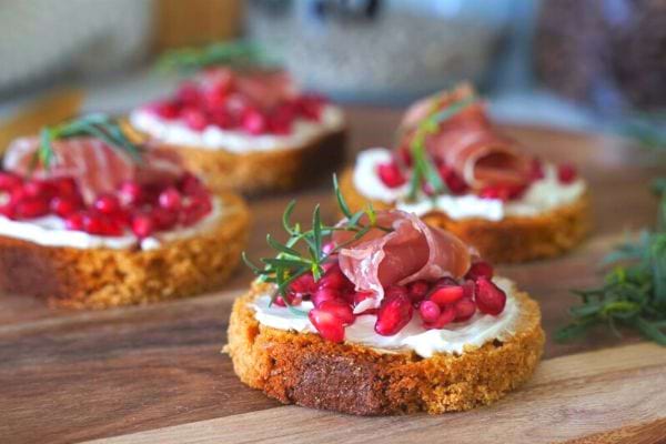 Toasts sur pain d'épices avec crème fraîche, jambon de parme et grenade.