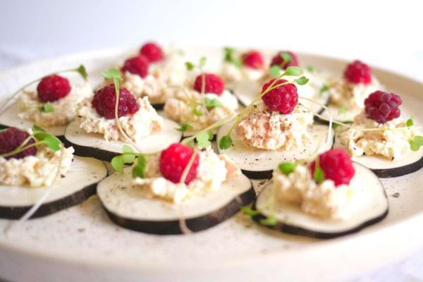 Toasts raffinés avec radis, thon et crème fraîche sur des rondelles de radis noir.
