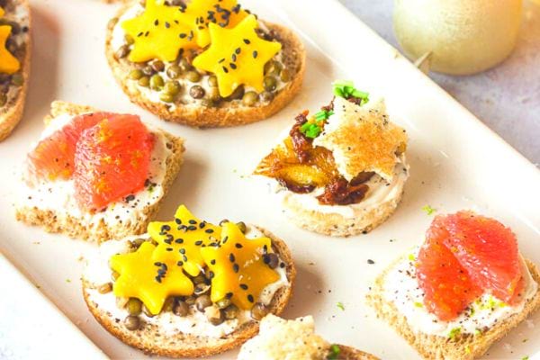 Toasts de Noël végans épicés.
