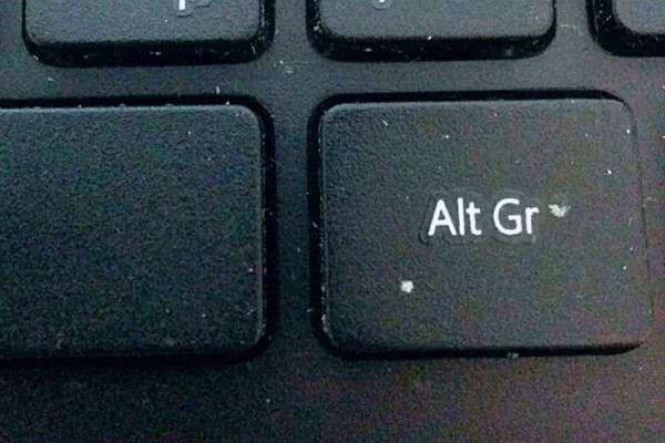 Detalhe da tecla ALT GR em um teclado desgastado.