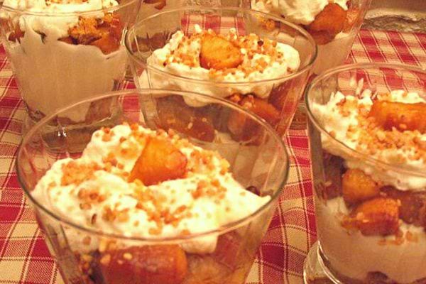 Plusieurs Triffle au pain d'épices fondant et pommes caramélisées