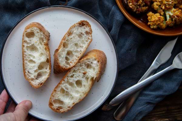 Assiette avec tranches de pain frais.