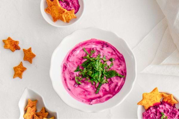 Tzatziki à la betterave avec chips en étoile.