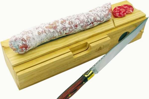 Une cave à saucisson avec un couteau