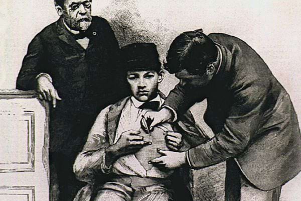 Illustration d'un jeune garçon recevant un vaccin contre la varicelle dans un cadre historique, avec deux adultes l'assistant