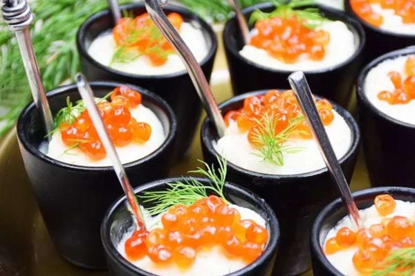 Plusieurs Verrines d'émulsion de chou-fleur aux œufs de saumon