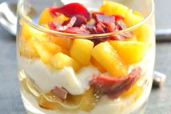 Une Verrine de chèvre frais, pomme et magret fumé