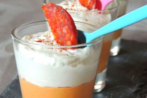 Plusieurs Verrines de mousse de chorizo et chantilly de chèvre frais