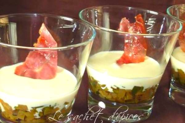 Des verrines de courgettes au parmesan dans des verres pour un apéritif