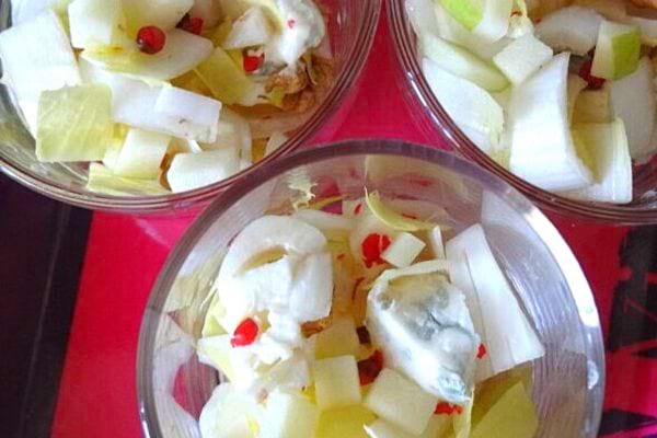Plusieurs Verrines endives, pommes, gorgonzola et noix