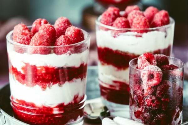 Plusieurs Verrines mascarpone et framboises