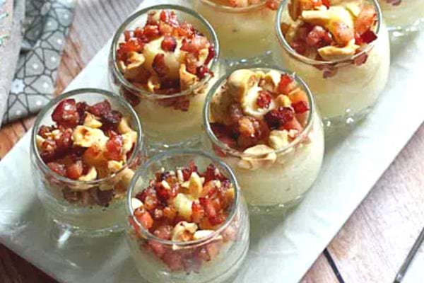 Plusieurs Verrines de panais aux lardons et aux noisettes
